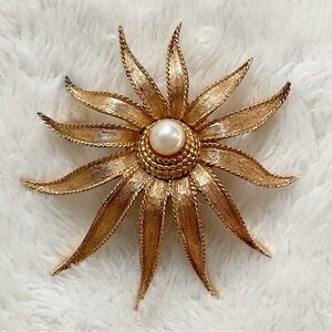 Vintage Boucher 7441 Gold Tone Sunburst Starburst Brooch Faux Pearl Signed